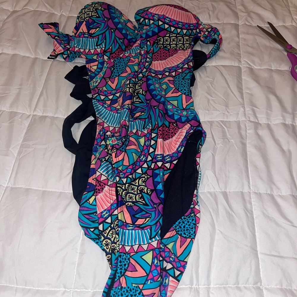 Small one piece bathing suit - Picture 1 of 3